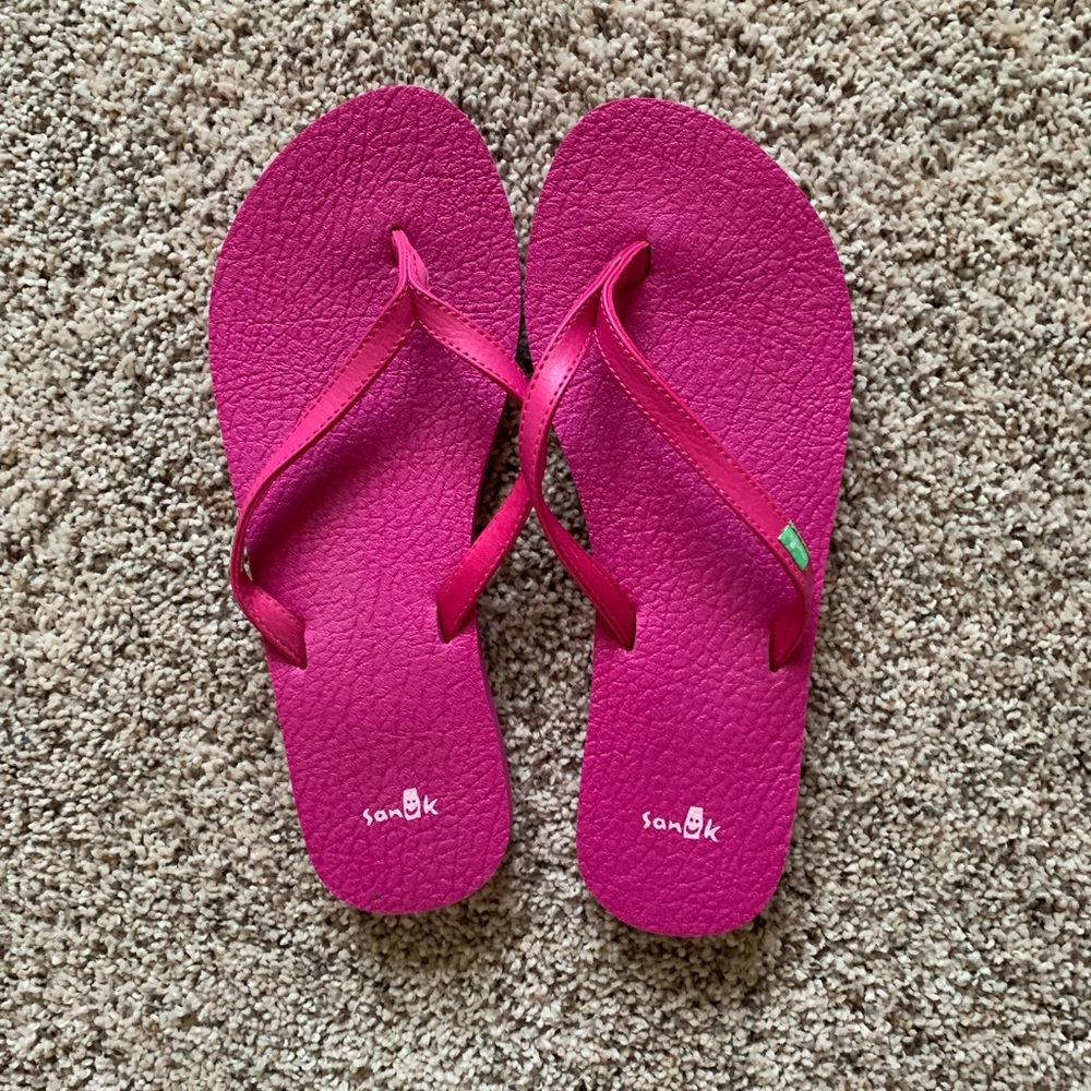 Sanuk fushia flip flop